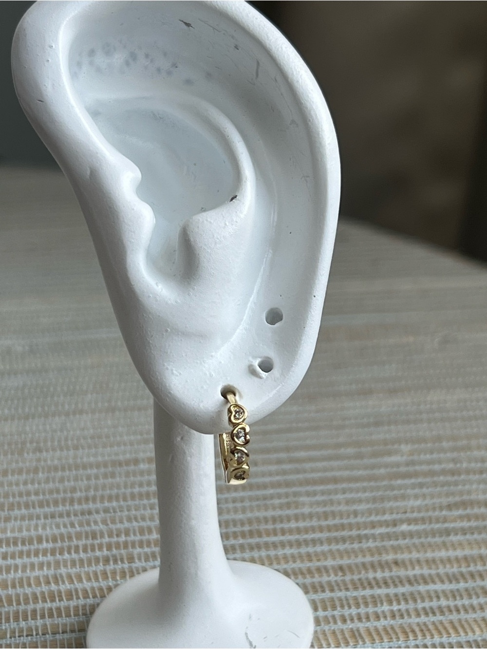 ⭐️- Gold Tone Heart bezel Hoop Earring